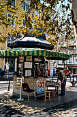 Lisbona - Bairro Alto, un caratteristico chiosco (di fronte la chiesa di San Rocco).